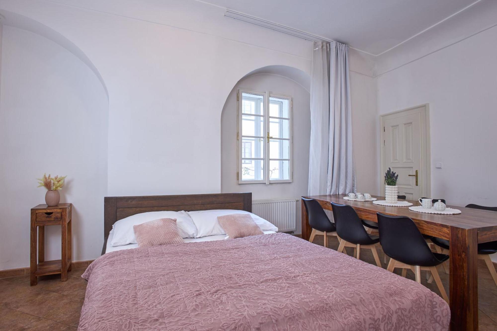 Charles Bridge Suites Прага Екстериор снимка