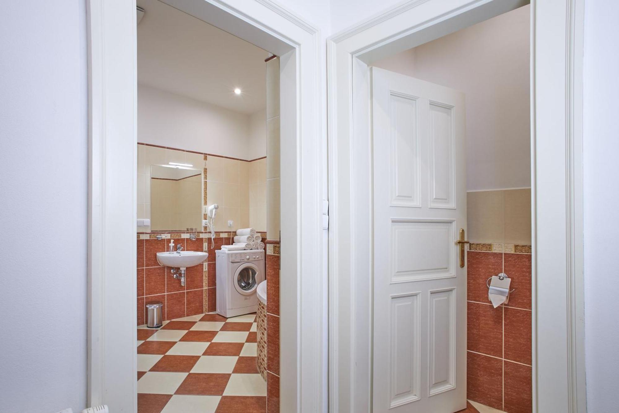Charles Bridge Suites Прага Екстериор снимка